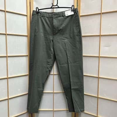 New with tags UNIQLO Men’s  Size L Smart Ankle Pants/ Straight Leg Pants Olive