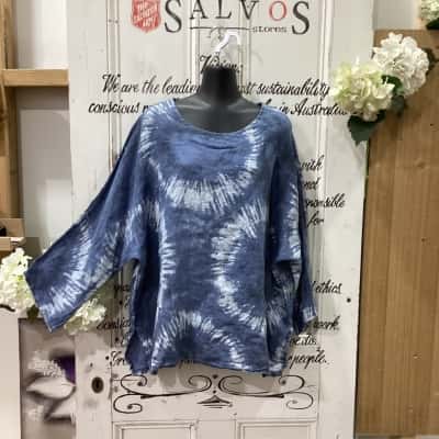 MADE IN ITALY BRAND! 100% PURE LINEN HAND CRAFTED BLUE CREWNECK SHIRT!  Womens  Size L / XL 3/4 Sleeve Shirt / 3/4 Sleeve Top / Long Sleeve Shirt Blue / Pattern 