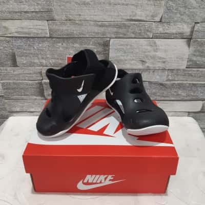 Nike Kids Black  / White kids nike sandal size 7