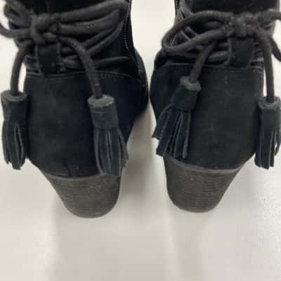 Skechers Womens  Size 7 Black Ankle Boots  