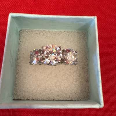  Women's 925 Silver 3 Stone Ring featuring a Larger Center Stone Flanked by 2 Smaller Side Stones