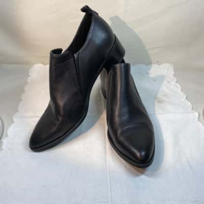 Django & Juliette  Womens  Size 41 Flats Black  