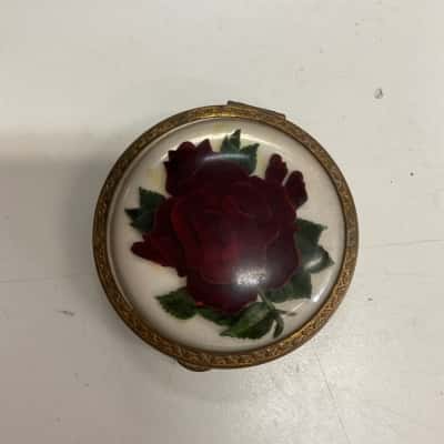  Women’s Vintage Brass Powder Compact With Embedded Rose