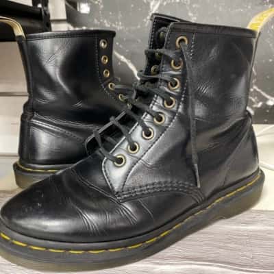 Dr Martens   Size 7 Black  8 hole boots 