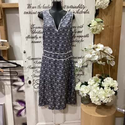 DAVID LAWRANCE BRAND! Womens  Size 8 Midi Dress Navy Blue / White! BEAUTIFUL SILK MIDI DRESS! BLUE AND WHITE PATTERN WITH WHITE PIPING AROUND! ZIP CLOSURE! PERFECT FOR DRESSING UP OR DOWN! 