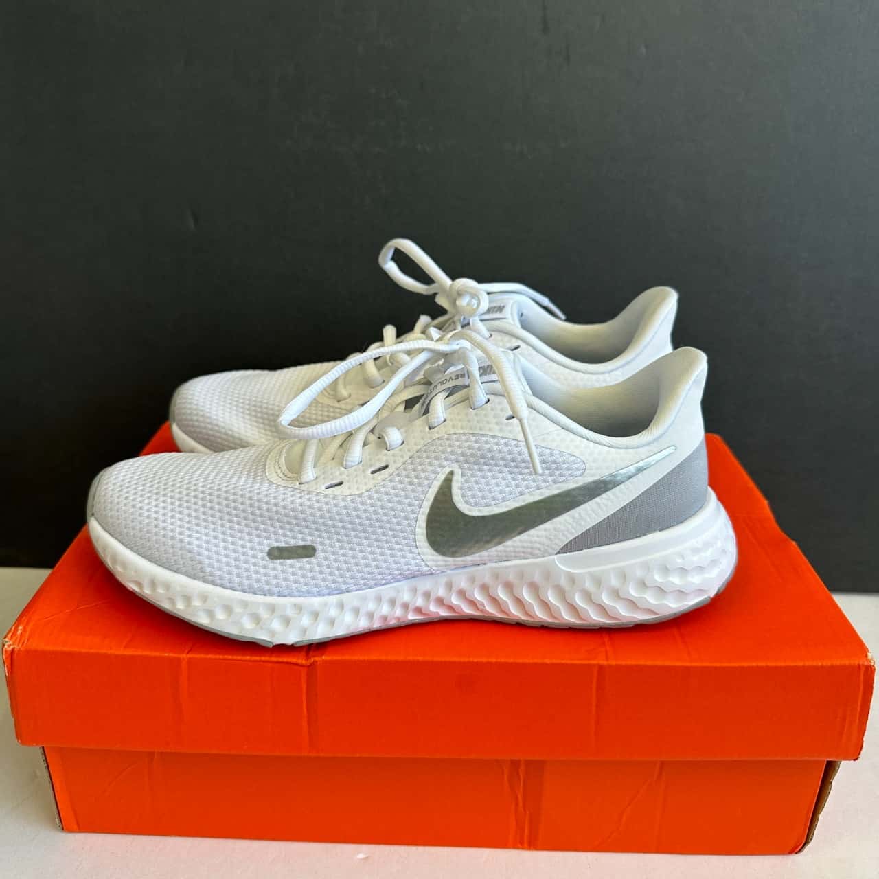 nike revolution 5 white wolf grey
