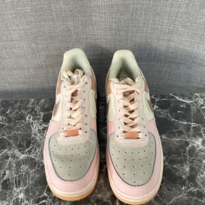 Nike Womens  Size 7 Sneakers Peach / Pink  