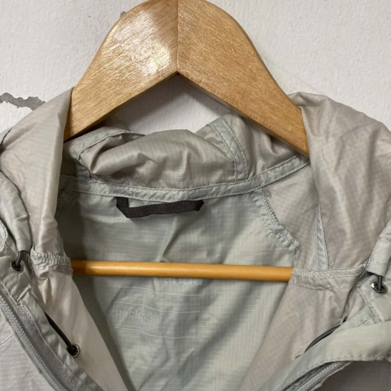 Kathmandu Womens Size 8 Raincoat Grey