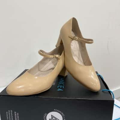Frankie4 Womens  Size 9 Nude 