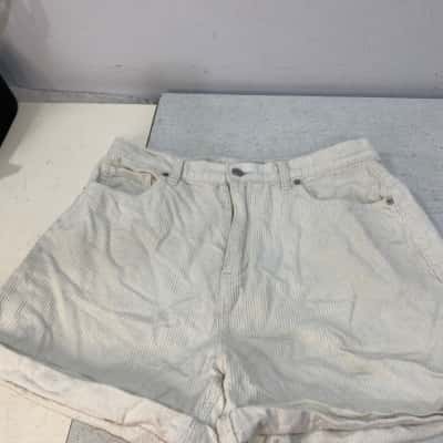 Ghanda Womens  Size 12 Cream shorts