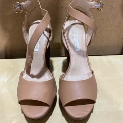 Pied A Terre Womens  Size 7 Heels Brown 