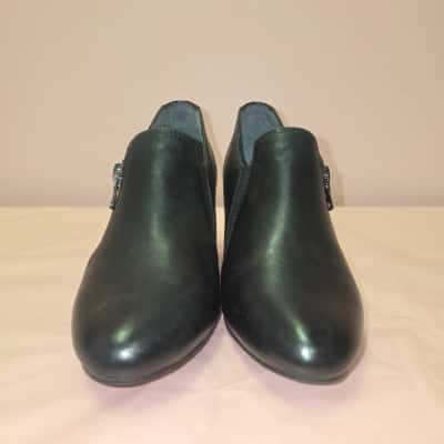 Supersoft by Diana Ferrari Womens  Size 5C Heels Black  