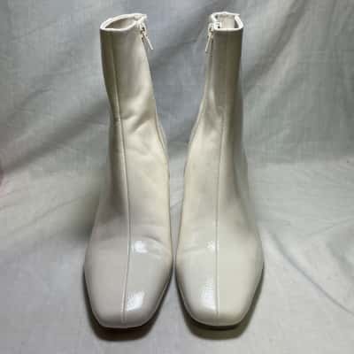 Tokito Size 8 Boots White 