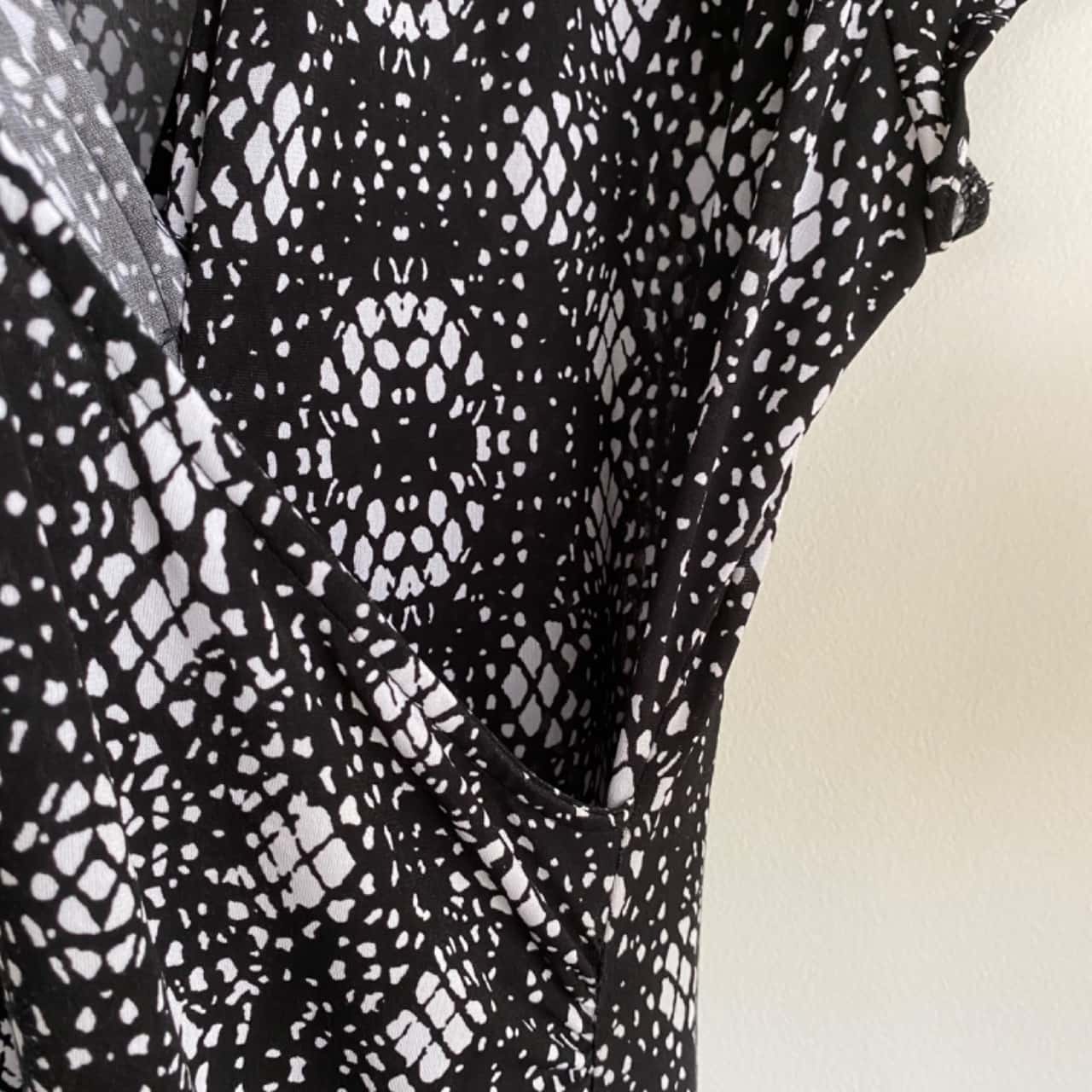 JacquiE Faux Wrap Midi Dress With Side Gather Black White Size 12 / L(s)