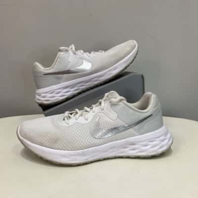 Nike Womens  Size 8 Sneakers / Trainers Silver / White 
