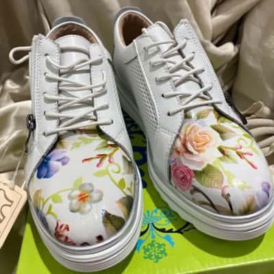 Just Bee Womens  Size 40 Sneakers Floral / White 