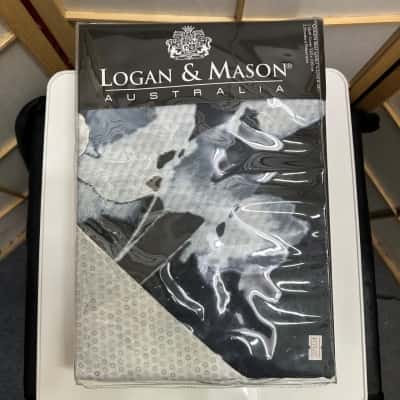 New With Tags LOGAN & MASON Australia Queen Bed Quilt Cover Set