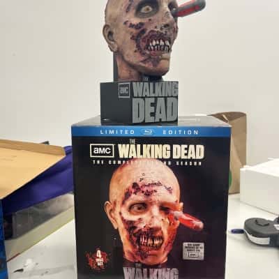 The walking dead collectors zombie statue
