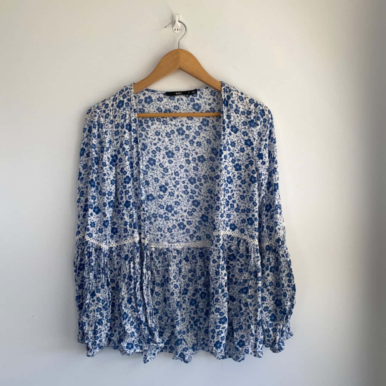 Sportsgirl Floral Light Shrug Blue Size 8 / S (s)