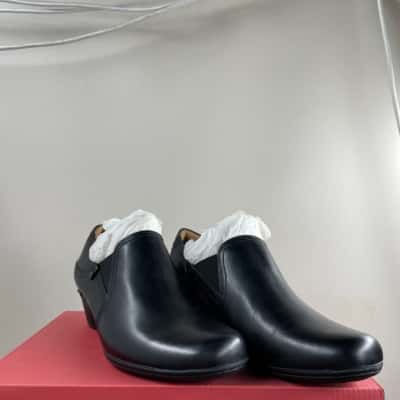 Cobb Hill Womens  Size 10 Loafers Black  