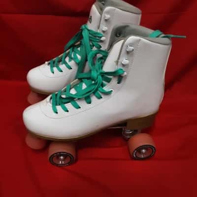 White Impala sidewalk size 42 roller skates in excellent condition