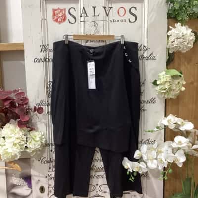 TS BRAND! Womens  Size 22 Cropped Pants Black! BEAUTIFUL BAMBOO WRAP PONTE CROP SKANT! STUNNING BUTTON DETAILS! GREAT FOR ANY OCCASION! NWT