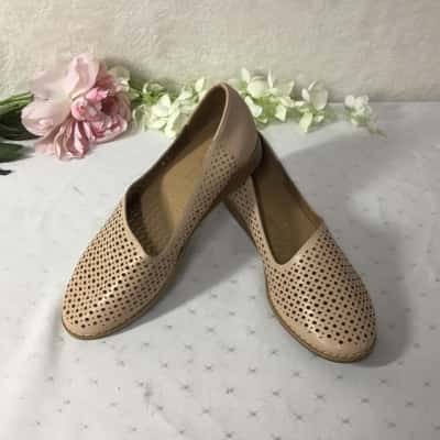 Step On Air Womens Size 8 Camel Brown Cut-out Pattern Slip on Shoes