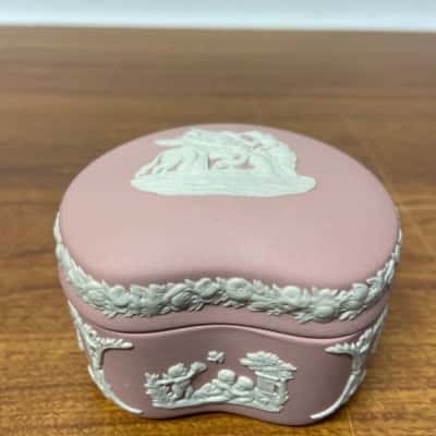 Sweet little vintage Wedgwood pink Jasperware bean shaped trinket box 