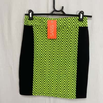 Sass Size 10 Magic Eye Skirt Black and Green
