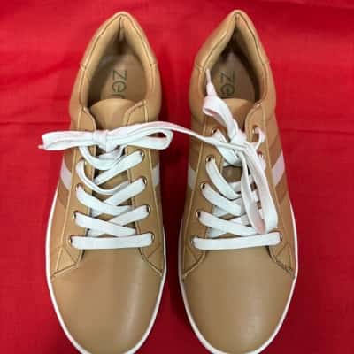 Zeroe Ellie by Airflex Women's  Size 8 Sneakers Beige & White