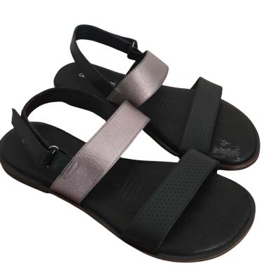 NWOT Diana Ferrari Womens  Size 6 Black  Flat Sandal’s.   SR1