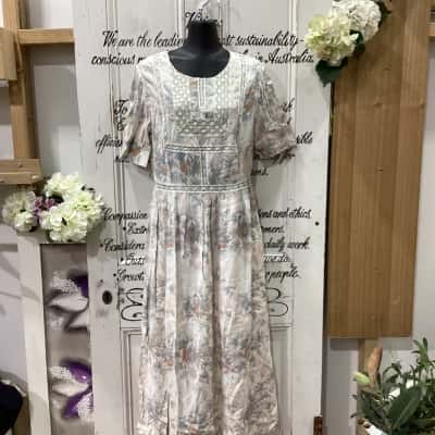 Piper Brand! A ETHEREAL FEMININE SHORT SLEEVED FLORAL MIDI DRESS!! Womens  Size 10 Midi Dress / Short Sleeve Dress  Floral / Pattern / White 