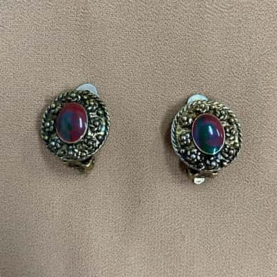  Womens Vintage Bronze Tone Red and Green Centred Clip On Earrings