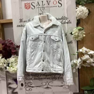 LEVIS AUTHENTIC BRAND! Women's  Size L Bomber Jacket / Denim Jacket Blue / White! EXTREMELY WARM DENIM JACKET! GREAT FOR COLD DAYS OUT! MARKS ARE REFLECTED IN THE PRICE! 