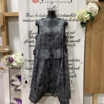 MOOKAH BRAND! SLEEVELESS MIDI DRESS! AS NEWWomens  Size S Midi Dress / Sleeveless Dress  Black  / Pattern / White 