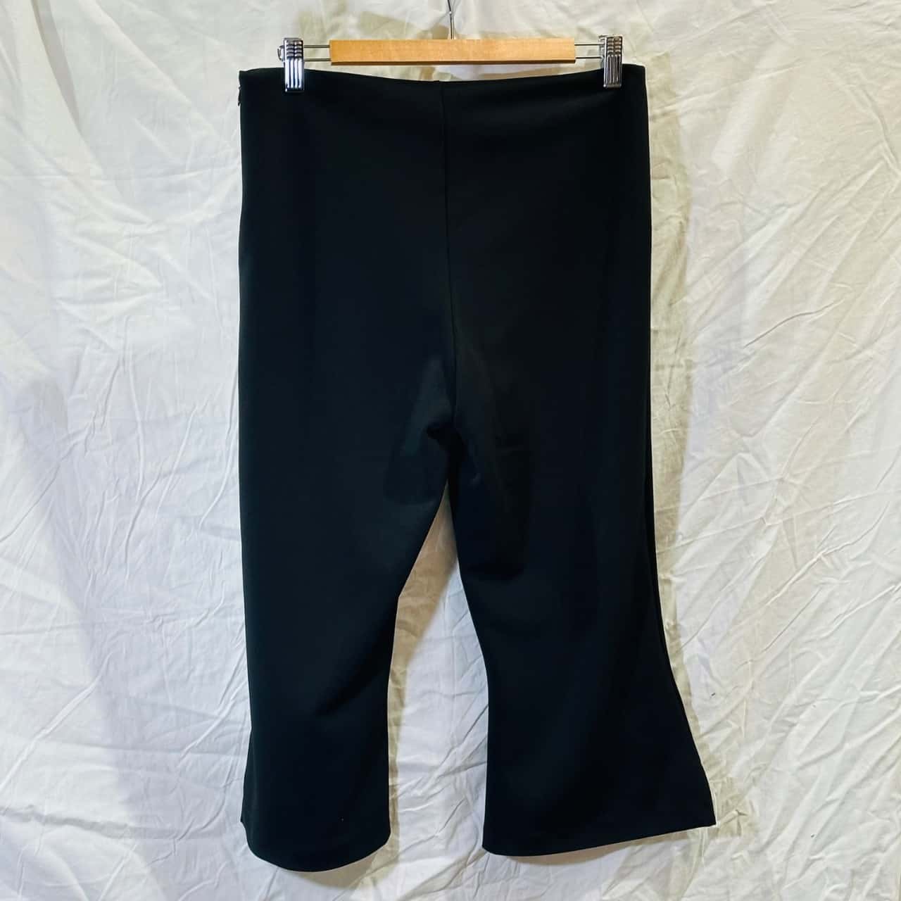 MESHKI Womens Size L Layla Flared Capris Black