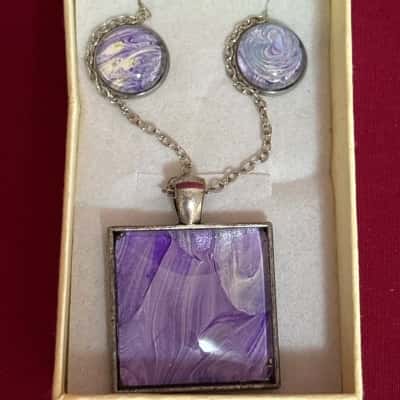  Women’s Silver Tone Earrings / Necklace Set