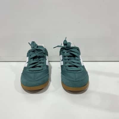 New Balance Mens/ Women’s  Size 6 US Sneakers 