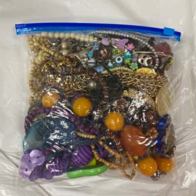 1kg bag of costume jewellery/beads for crafting (A)
