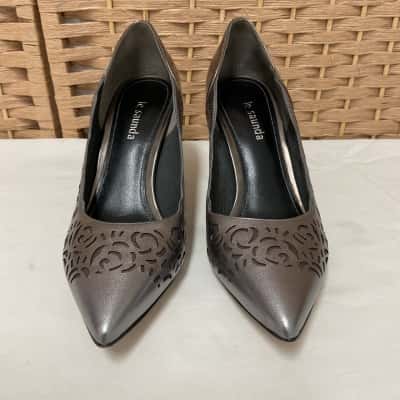Le Saunda pewter laser cut pointed toe pumps heels Women’s Size 36 