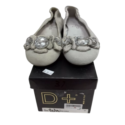  Womens  Size 37 Flats 