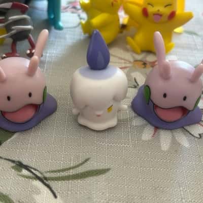 Lot of 11 Pokémon Toys (B26) 