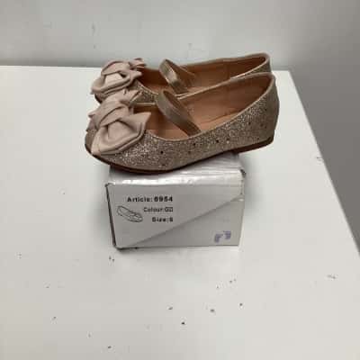  New- girls Size 6 Shoes Gold blue sky kids land 