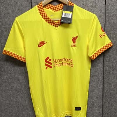 Nike Mens  Sports jersey  BNWT Size S Yellow 