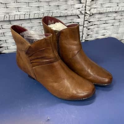 Planet Shoes Womens  Size 9 Boots Brown 