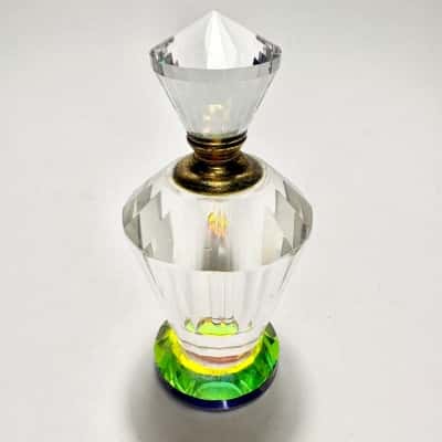 Vtg. Stunning Faceted Crystal perfume bottle with a screw-top design