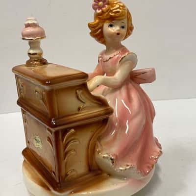 Girl at piano Music box (pink)