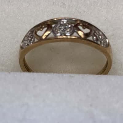 375 stamped Ring 9ct Gold w heart shapes