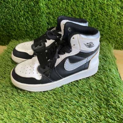 Nike Kids  Size 10 Shoes Black  / White 