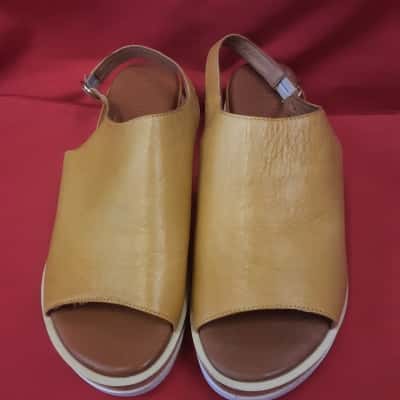 Womens leSansa quality yellow leather thunder style size 42 slingback sandals
